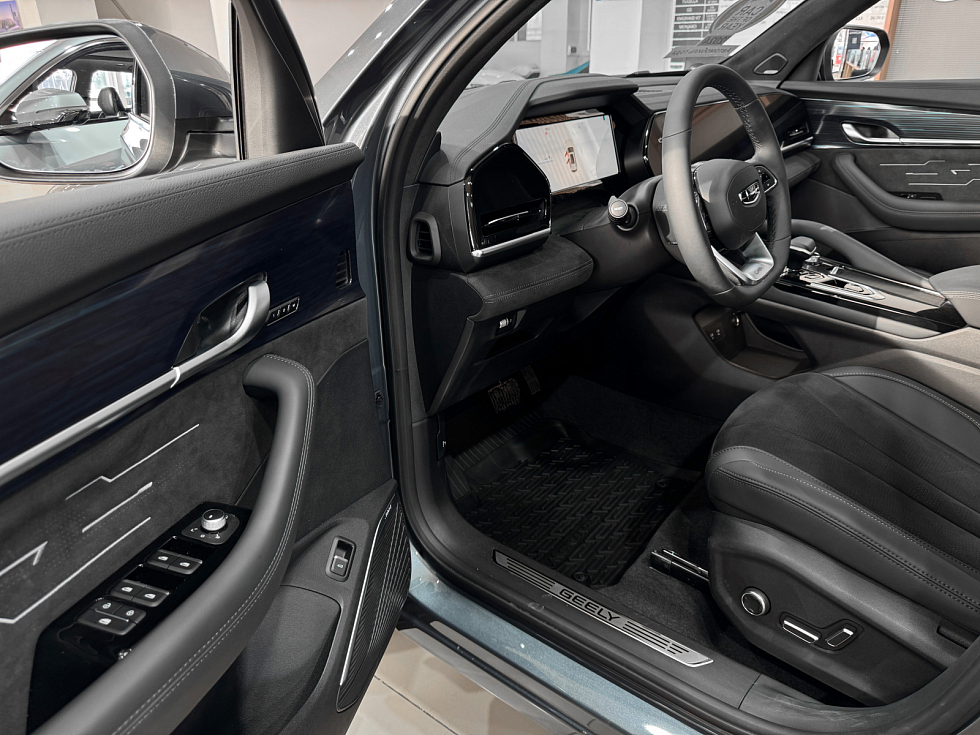 Geely Monjaro , серый