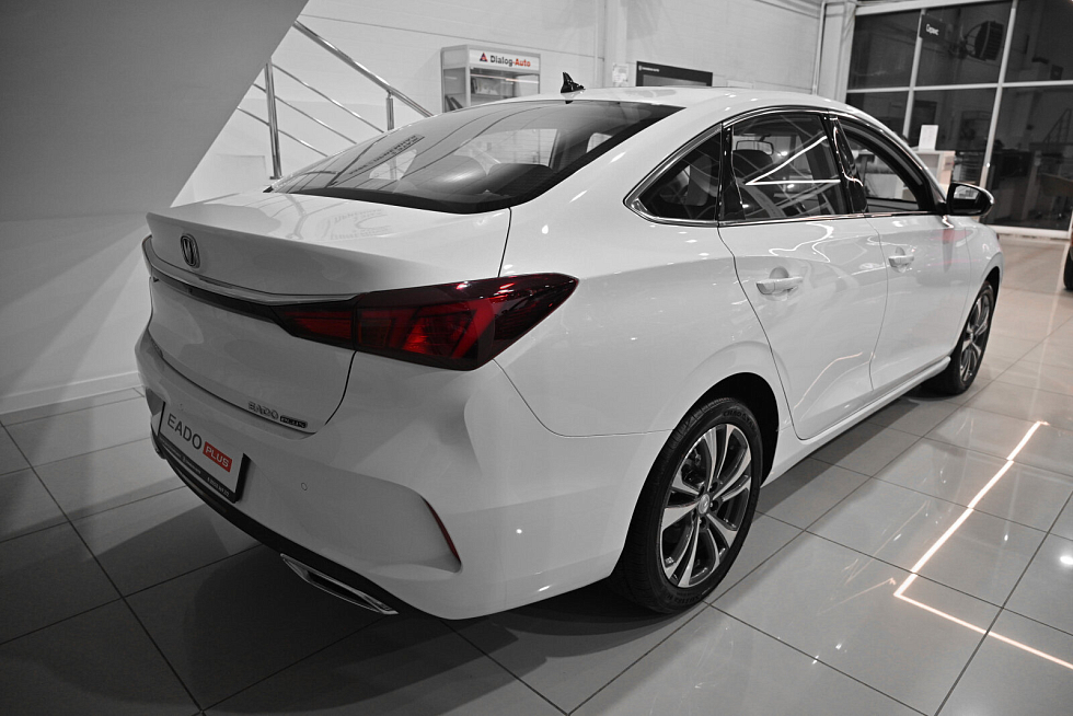Changan Eado Plus Tech, серебряный