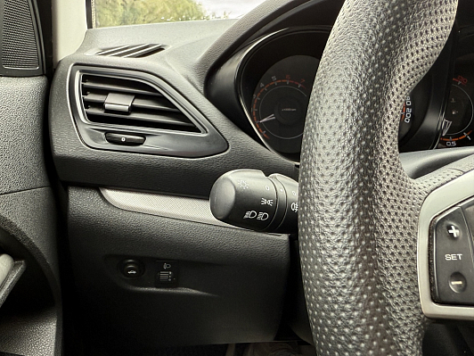 Lada (ВАЗ) Vesta Comfort Multimedia, 2018 года, пробег 106500 км