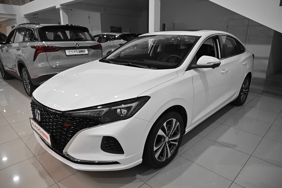 Changan Eado Plus Tech, серебряный