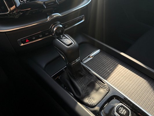 Volvo XC60 Momentum, 2021 года, пробег 121270 км