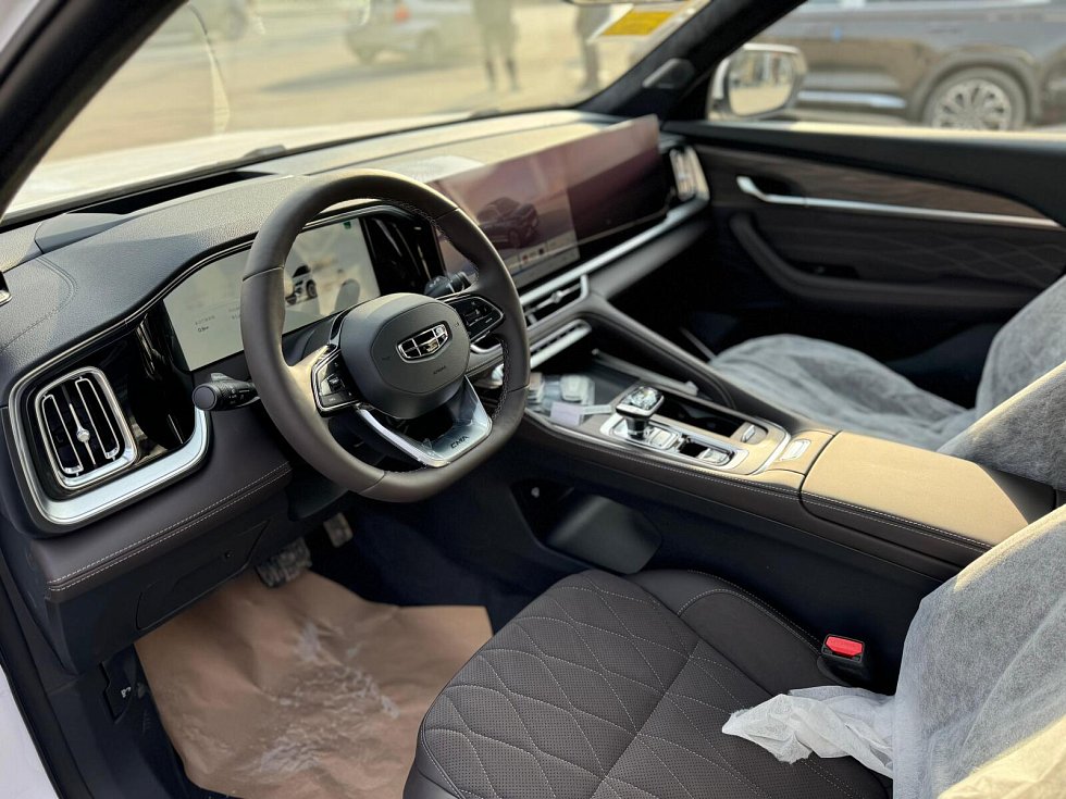 Geely Monjaro Люкс, белый