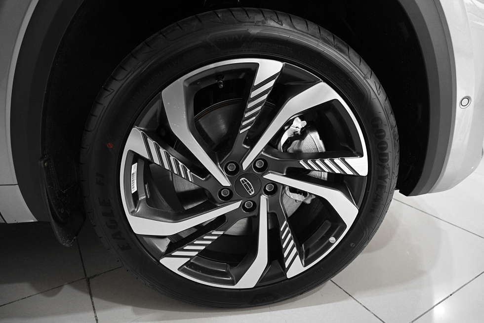 Geely Monjaro Флагман, серебряный