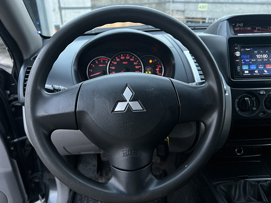 Mitsubishi Pajero Sport Intense, 2015 года, пробег 215000 км