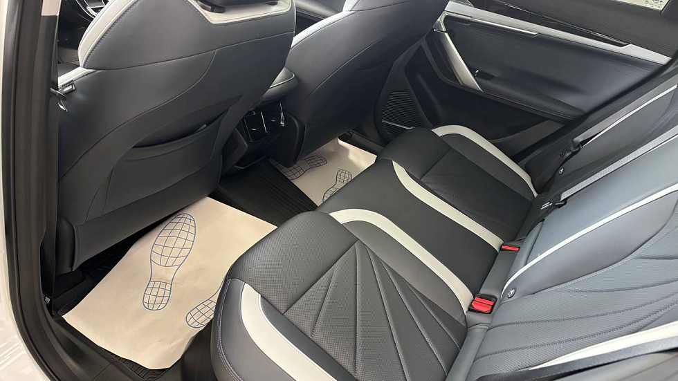 Geely Atlas Люкс, белый