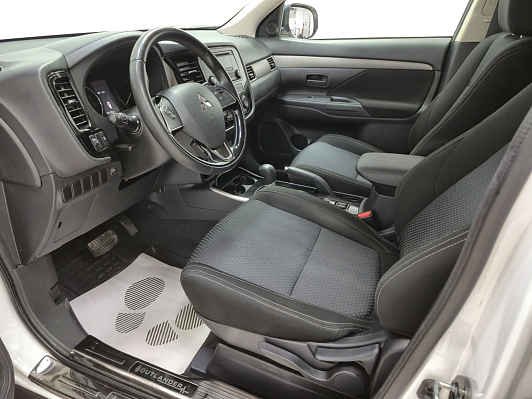 Mitsubishi Outlander Invite, 2018 года, пробег 64489 км