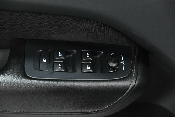 Volvo XC60 Momentum, 2018 года, пробег 90500 км