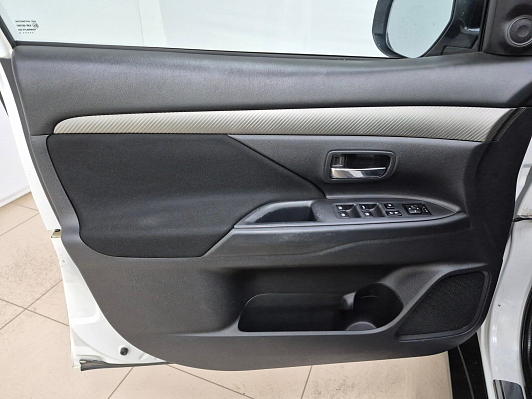 Mitsubishi Outlander Intense, 2016 года, пробег 172205 км