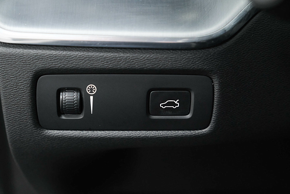 Volvo XC60 Momentum, 2018 года, пробег 90500 км