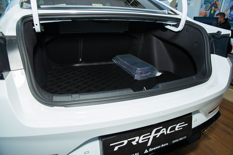 Geely Preface Флагман, белый