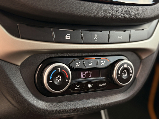 Lada (ВАЗ) Vesta Luxe Multimedia, 2019 года, пробег 98000 км