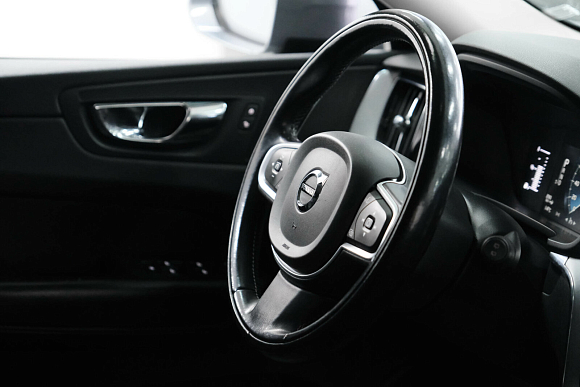 Volvo XC60 Momentum, 2018 года, пробег 90500 км