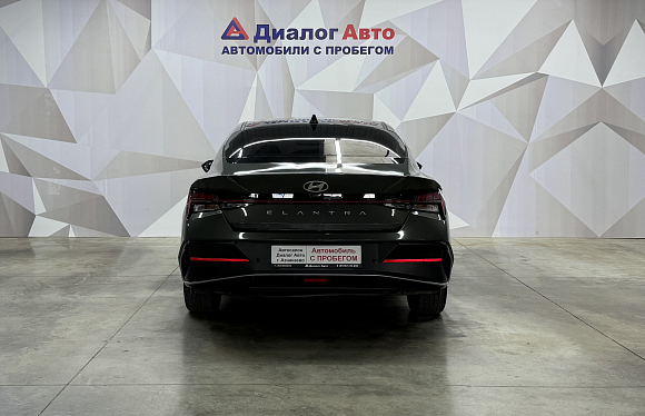 Hyundai Elantra LUX, 2023 года, пробег 76279 км