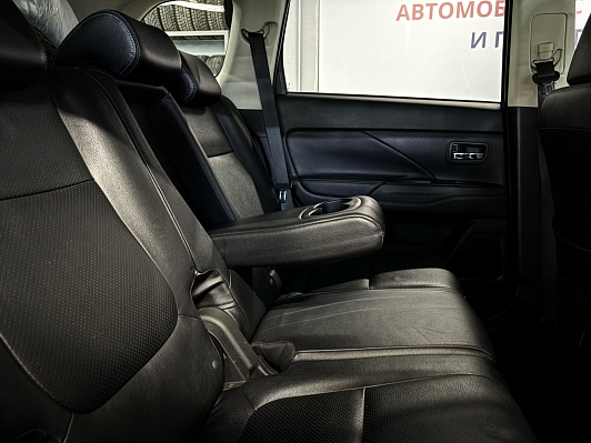 Mitsubishi Outlander Ultimate, 2015 года, пробег 169911 км