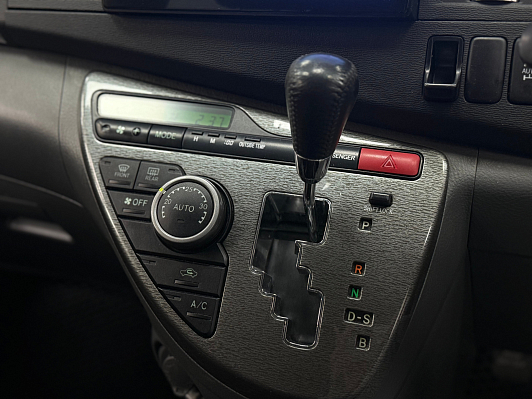 Toyota ISis, 2010 года, пробег 184838 км