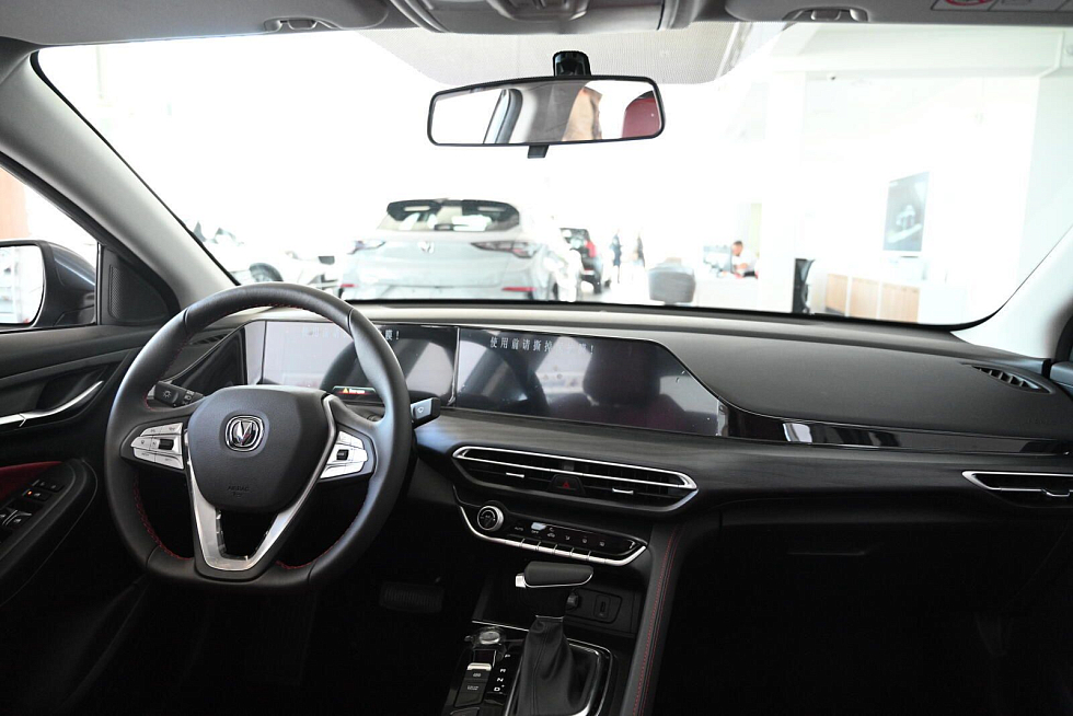 Changan Eado Plus DLX, серебряный