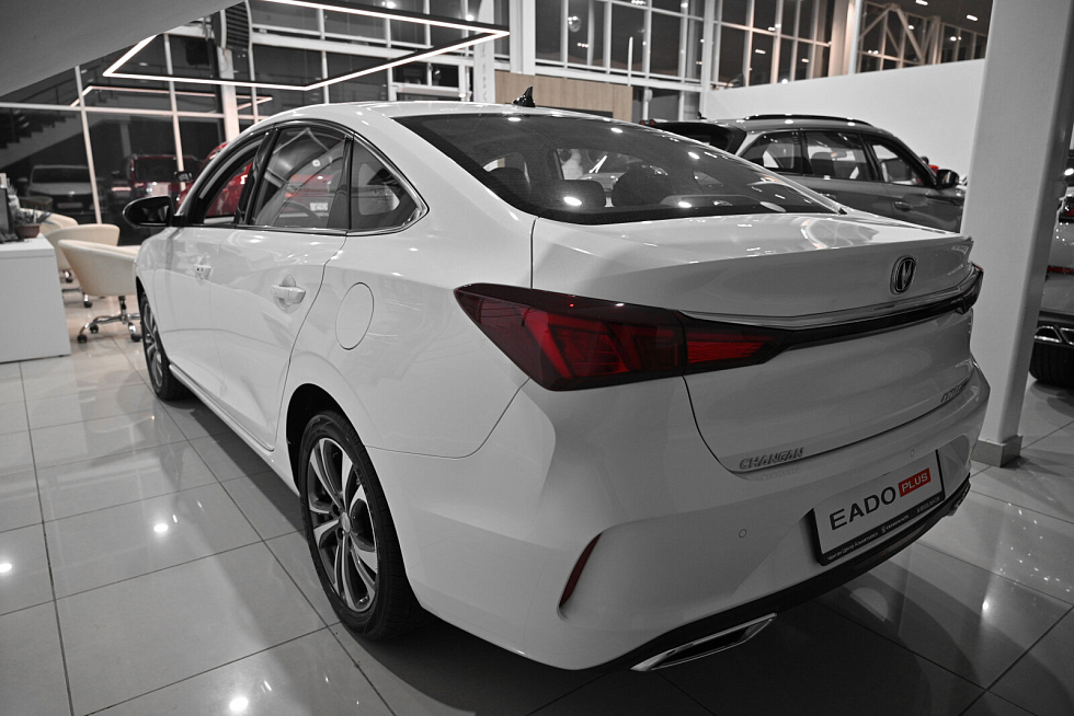 Changan Eado Plus Tech, серебряный
