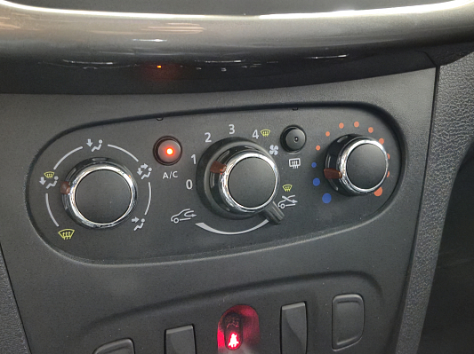 Renault Logan Stepway Life, 2020 года, пробег 43500 км