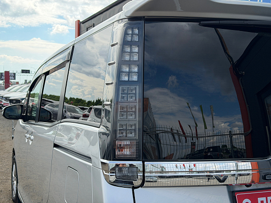 Toyota Voxy, 2016 года, пробег 142000 км