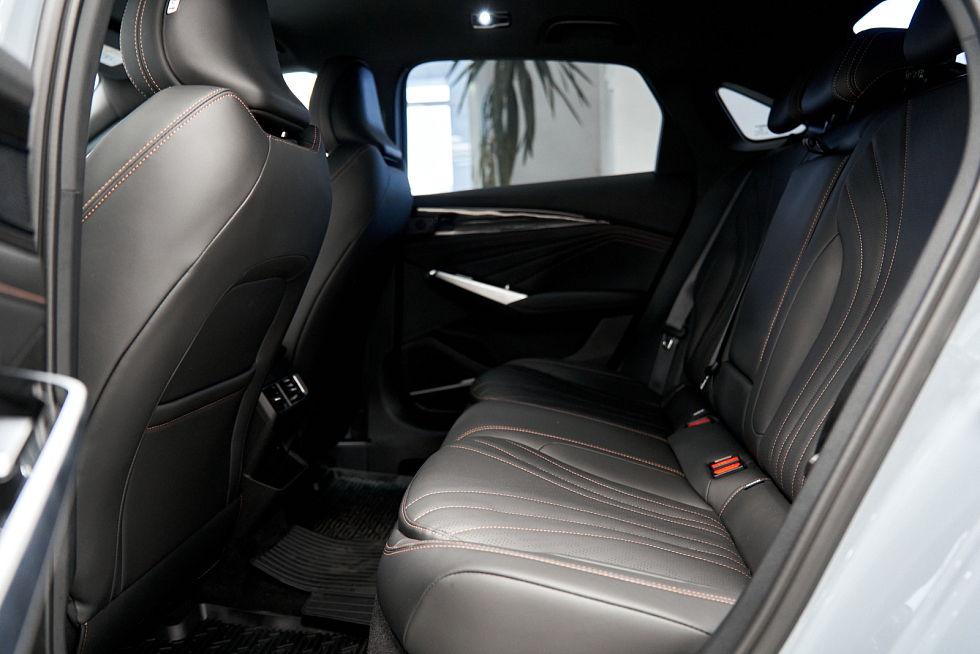 Geely Preface Flagship, серебряный