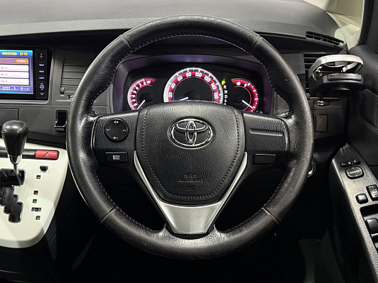 Toyota ISis, 2012 года, пробег 221686 км