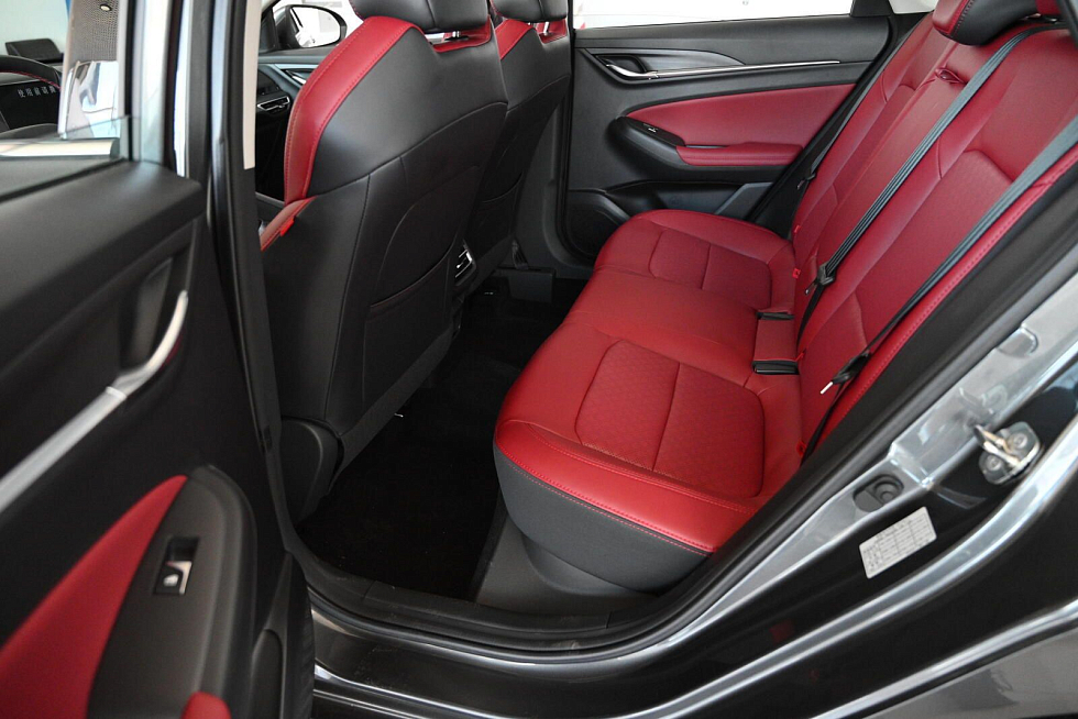 Changan Eado Plus DLX, серебряный