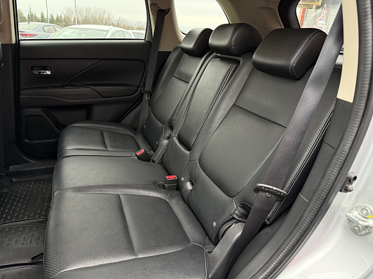 Mitsubishi Outlander Intense, 2016 года, пробег 208676 км