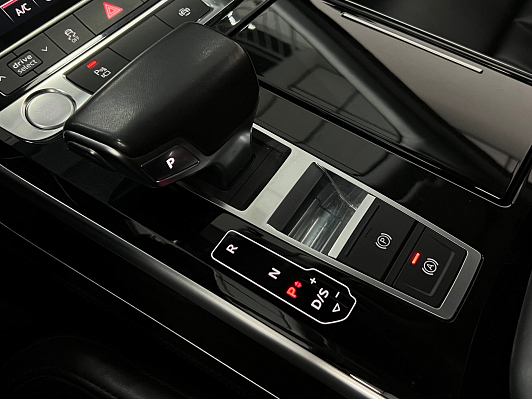 Audi A8 Business, 2018 года, пробег 240952 км