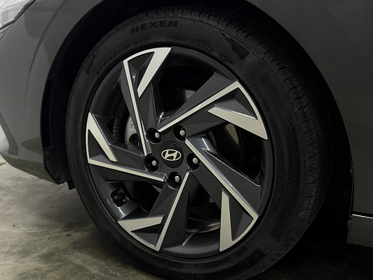 Hyundai Elantra LUX, 2023 года, пробег 76279 км
