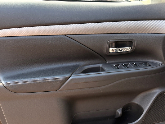 Mitsubishi Outlander Intense+, 2015 года, пробег 141200 км