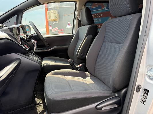 Toyota Voxy, 2016 года, пробег 142000 км