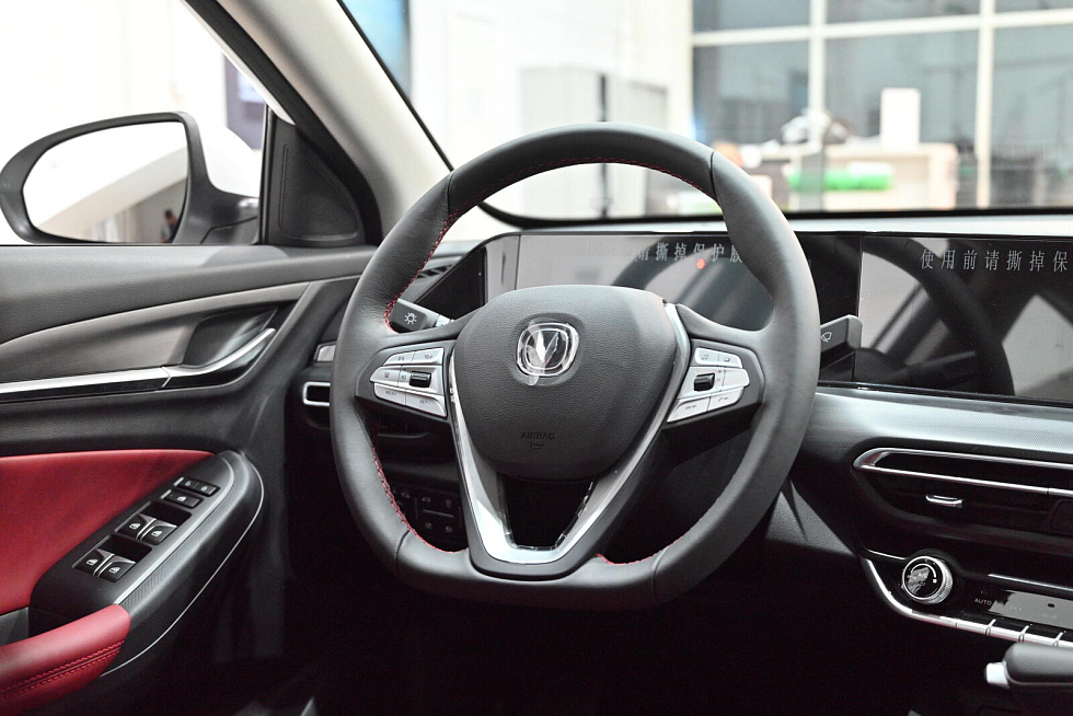 Changan Eado Plus Tech, серебряный