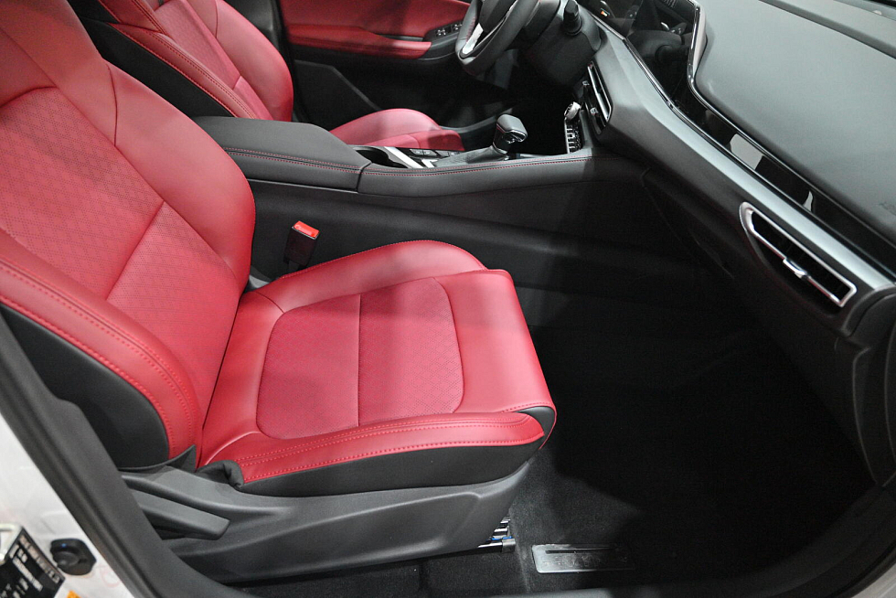 Changan Eado Plus Tech, серебряный