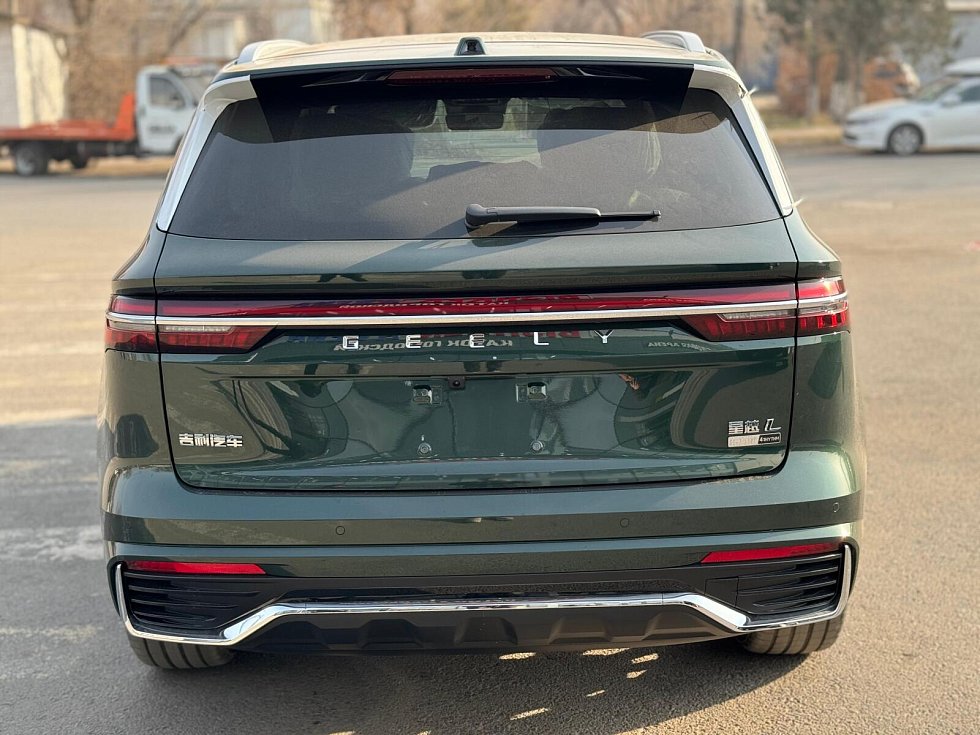 Geely Monjaro Люкс, зеленый