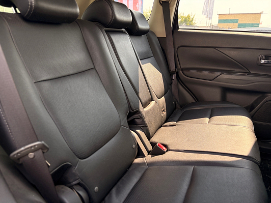 Mitsubishi Outlander Intense+, 2015 года, пробег 141200 км