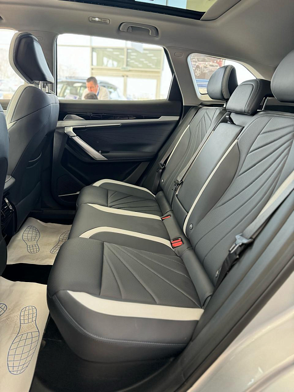 Geely Atlas Спорт, серебряный