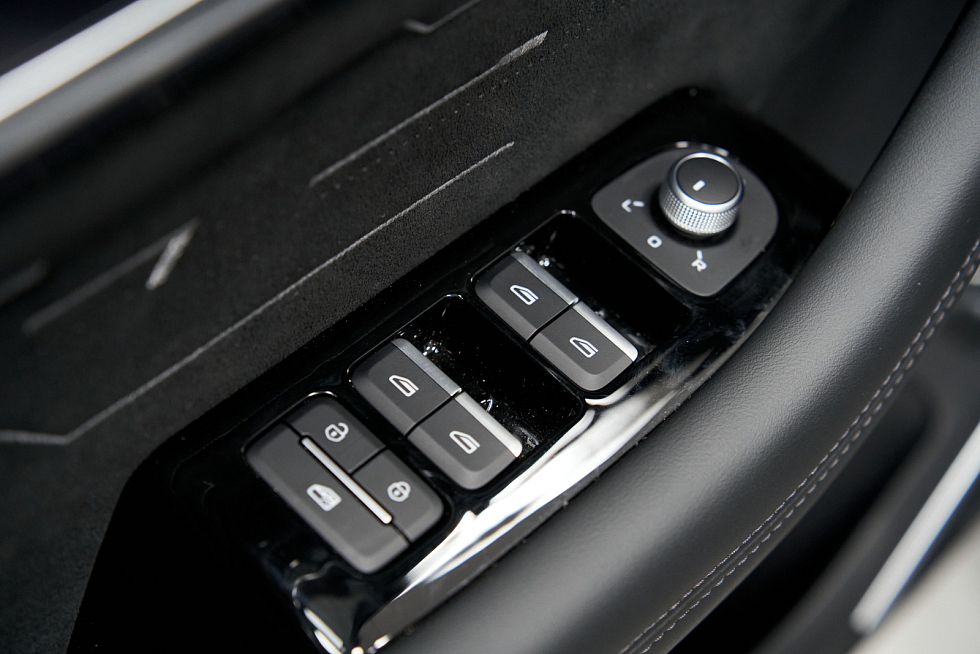 Geely Monjaro Flagship (2023-2025), серый