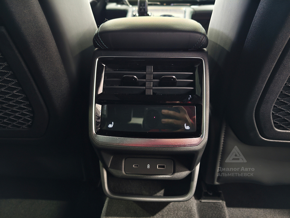 Geely Monjaro Флагман, серый