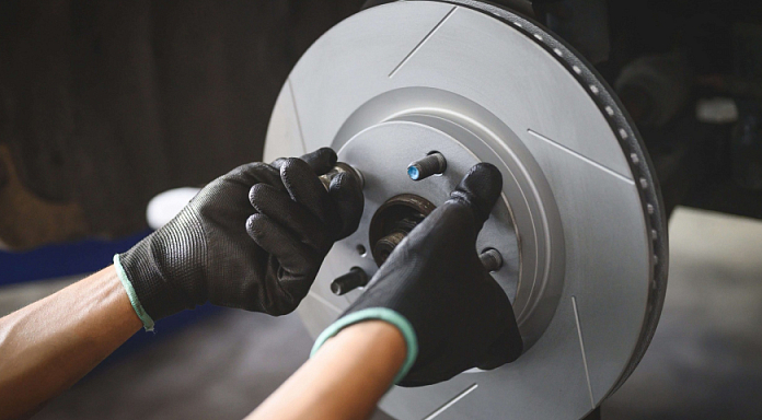 Замена тормозной жидкости с прокачкой в автосервисе Диалог Авто